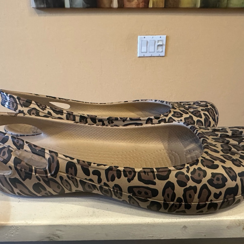 CROCS Women's Leopard Print Flats Sz 9